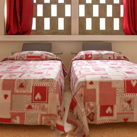 Joy Living Hotel Sandra Bagian luar foto